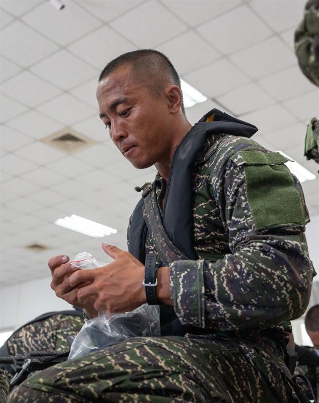 99旅步1营步1连作战士刘昱成下士。（记者陈怡璇摄）