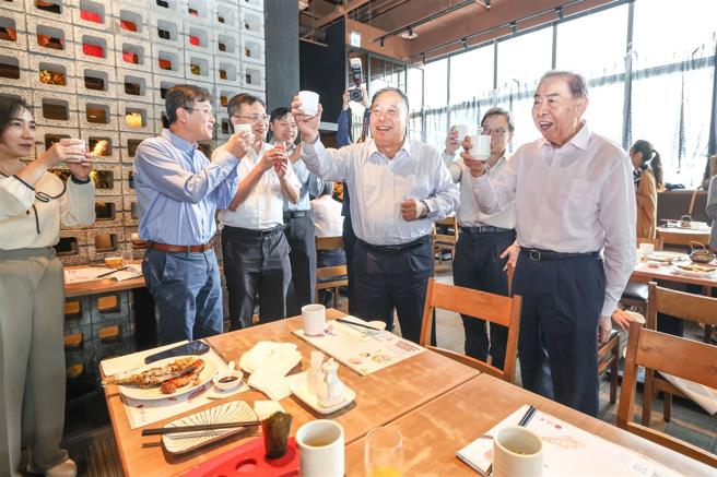  军友社荣誉理事长李栋梁（右1）犒慰三军总医院松山分院巡迴医疗服务人员。（军闻社记者周升炜摄）