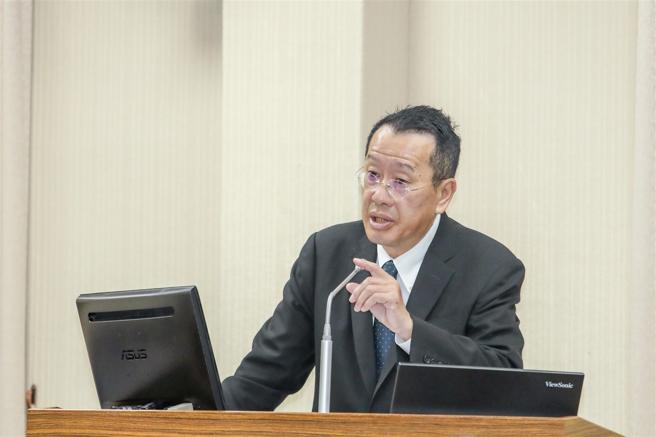 國防部長顧立雄赴立法院外交及國防委員會實施報告，並備質詢。（記者簡廷哲攝）
