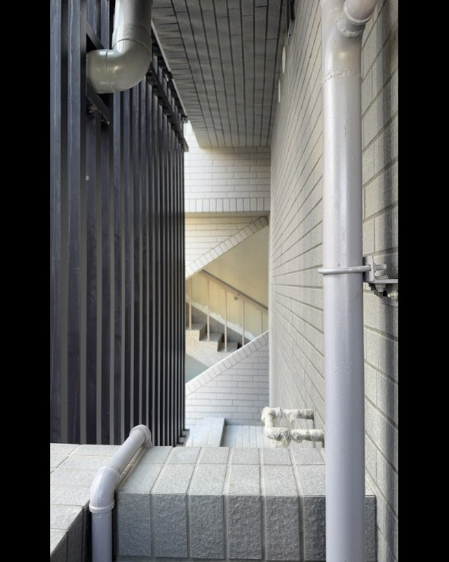 网友笑称根本是为偷情的小三小王设计的「逃亡通道」。(图／爆料公社)