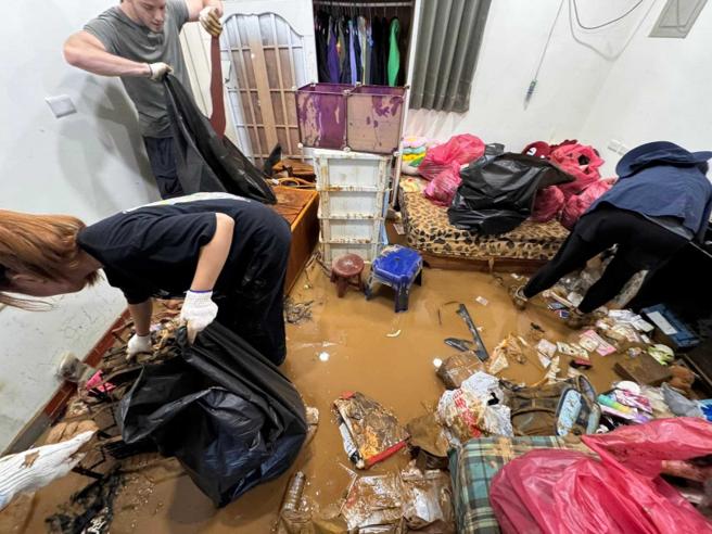 除了金山「商业区」值得关注外，还有不少民宅深陷泥沼，需要外界帮助。（图／浪金山提供）