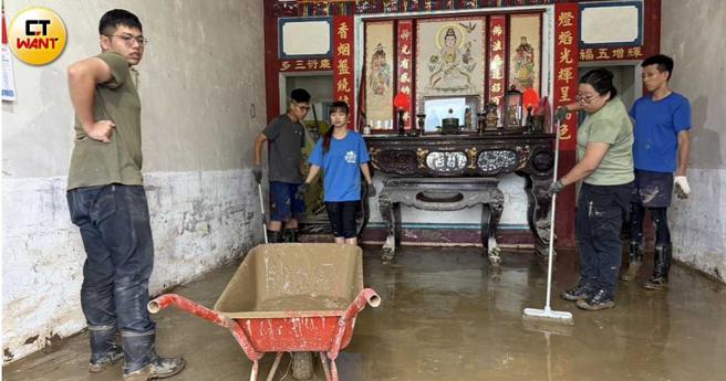 浪金山负责人蔡文培（左１）和志工们10日到当地有超过200年歷史的古宅「芑丰居」进行清淤工作。（图／沈建邦摄）