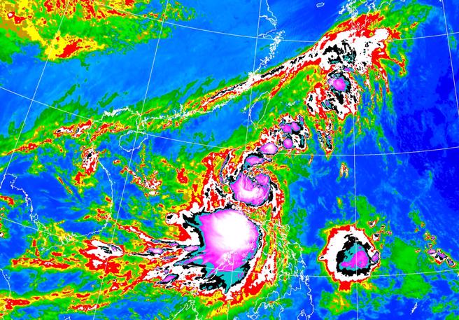 今天潭美外围环流受地形抬升，迎风面北部、东半部有大量降雨。（中央气象署提供）