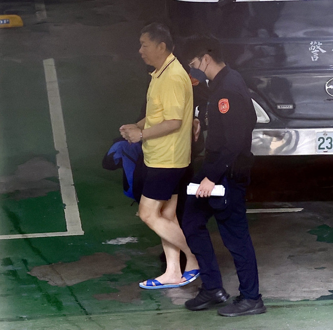 检廉侦办京华城案，检方16日提讯在押的民眾党主席柯文哲（左）。（资料照／郭吉铨摄）