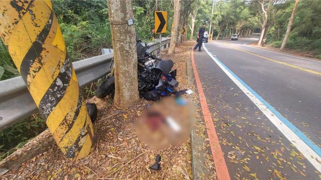 杨姓男子的重机也因撞击而支离破碎，地面遗留大量血迹。（图 / 中时资料照）