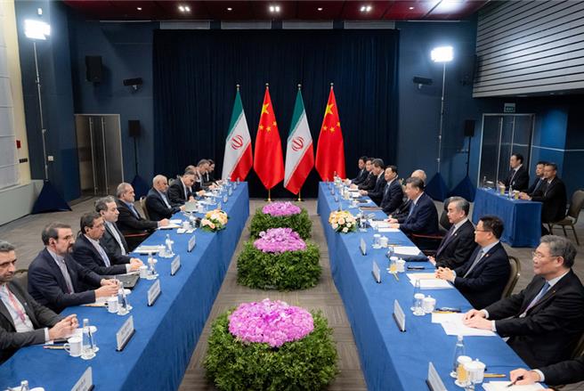 当地时间10月23日下午习近平在喀山出席金砖国家领导人会晤期间会见伊朗总统佩泽希齐扬。 （新华社）