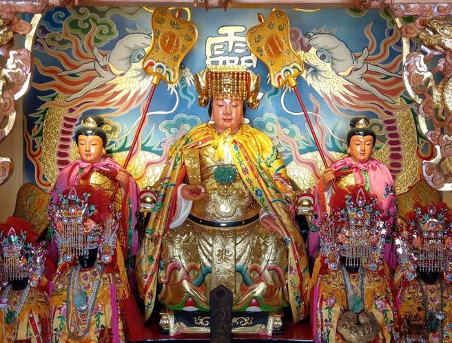 信眾參拜發現大媽右臉頰上有一道水痕，看起來很像流眼淚。（翻攝高雄港口慈濟宮認證粉絲團）