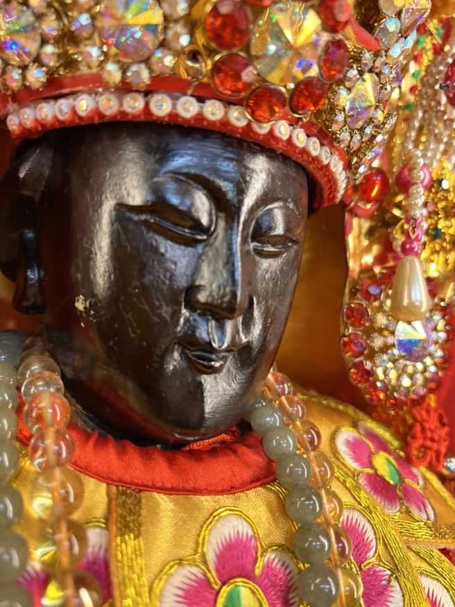 信眾發現二樓大殿大媽臉上有一道明顯水痕，看起來像在流淚。（翻攝高雄港口慈濟宮認證粉絲團）