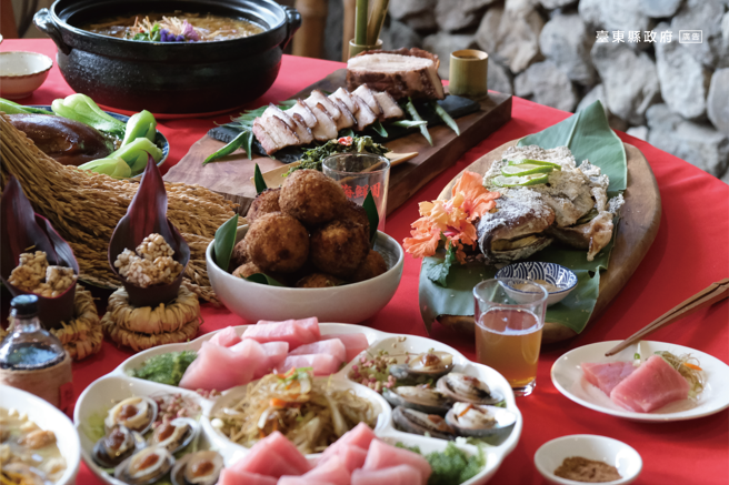 除了免費入場的料理市集、各項活動與演出，首次推出每日限定300人的售票宴席，只要預定席次就能大口享用臺東的豐盛。(圖/台東縣政府提供)