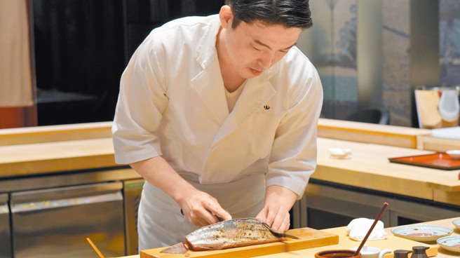 「鮨增田 台北」宣布将于2025年1月熄灯。图为「鮨增田 台北」主厨小杉秀树。（资料照／何书青摄）