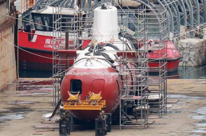 「慧龍」水下無人載具艦艏2具發射管並列，據傳已在日前進行SUT操雷試射。(李忠衛授權提供)