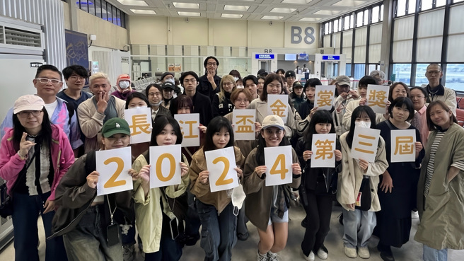 台灣32組選手集結桃園機場，準備出發前往武漢參賽。（攝/劉安婕）