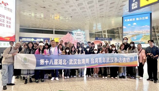 武漢主辦單位熱烈歡迎參賽選手，於天河機場接機老師與同學。（照片/中華兩岸文經協會提供）