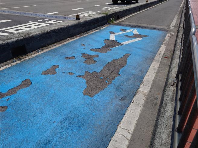 为改善秀朗桥双向机车道铺面品质，养工处将于10月25日至30日晚间10时至翌日清晨6时，办理道路铣铺工程。（养工处提供）