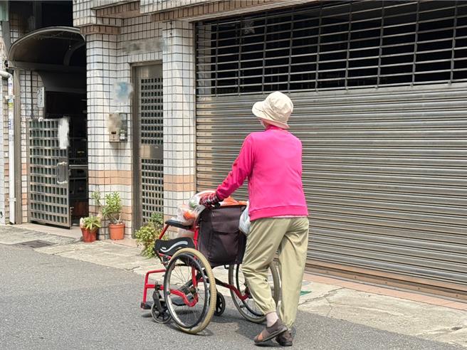 為了緩解長照負擔，高雄市從今年7月1日起，分別由社會局及衛生局受理民眾申請今年度住宿式服務機構使用者補助方案。（紀爰攝）