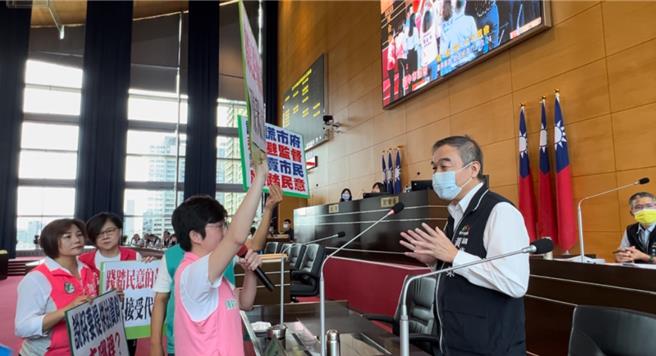 民进党议员在议事堂内举牌，要求副市长黄国荣离开。（林欣仪摄）
