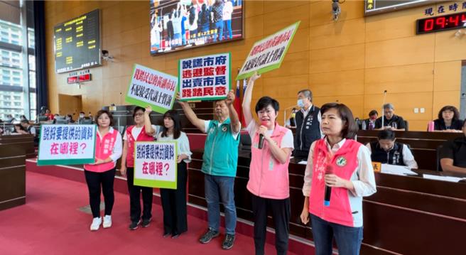 民进党议员在议事堂内举牌，要求副市长黄国荣离开。（林欣仪摄）