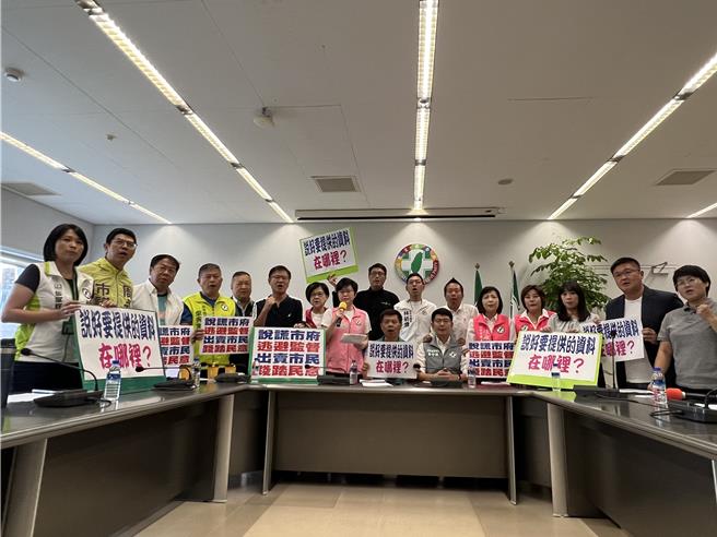 不满市府三度拒绝提供市府新增预算资料，台中市议会民进党团炮轰市府践踏民意、藐视议会。（林欣仪摄）