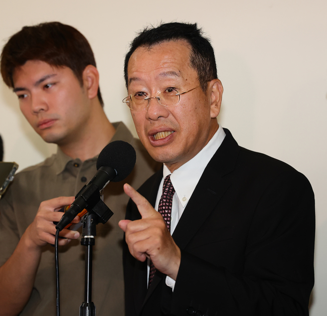 立法院外交及國防委員會24日邀請國防部長顧立雄（右）報告「國軍無人機運用現況與未來發展機會及挑戰，並就協助中科院推動民雄航太暨無人機產業園區的開發作業進度及概況」，列席的顧立雄於會前受訪。（劉宗龍攝）