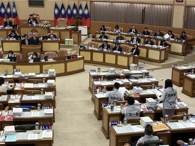 民进党新北市议员张维倩24日于议会总质询时提出，23日宜兰县政府宣布，各机关学校视实际情形，自行决定是否停班停课，是否有甩锅疑虑。（高钧麟摄）