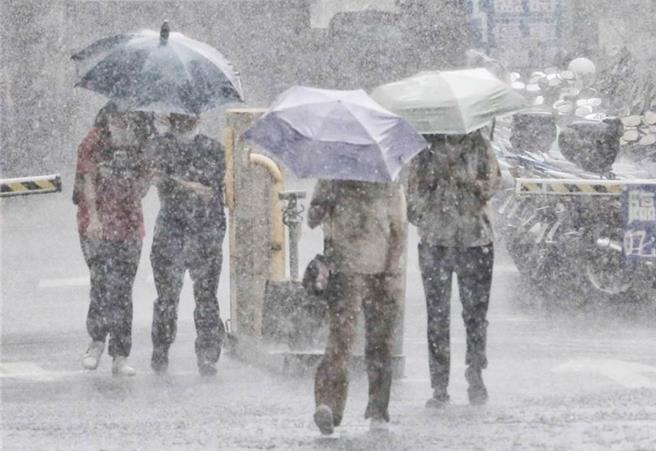 潭美颱风外围环流加上东北季风产生的共伴效应，将为北部、东部带来致灾性暴雨。（示意图／本报资料照）