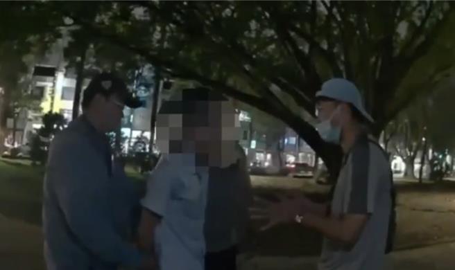 埋伏警力就在外籍男車手和被害人面交時，直接衝上前壓制。（翻攝畫面／紀爰高雄傳真）