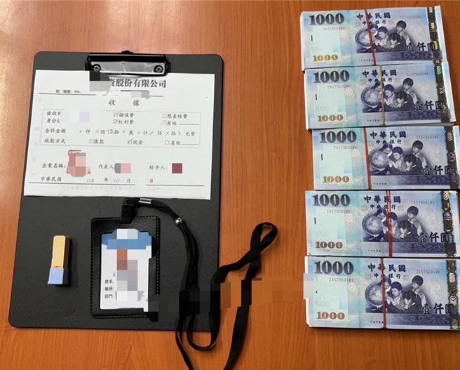 警方在詐騙車手馬來西亞籍陳男的隨身包包內，起獲假識別證、憑證收據、印章等詐騙工具。（翻攝畫面／紀爰高雄傳真）