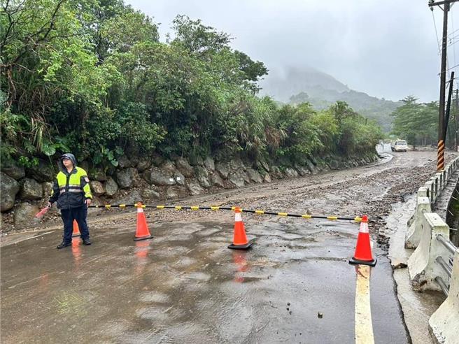 員警在萬里清水溪周邊道路進行管制。（取自金山警好讚臉書）