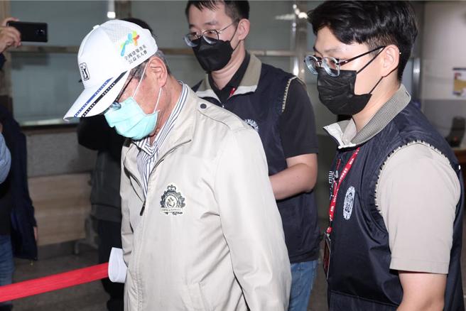 知名瓷砖公司「冠军建材」董事长林荣德（中）疑涉侵占货款、逃漏税并涉入财报不实或非常规交易，24日移送新北地检署复讯。（杜宜谙摄）