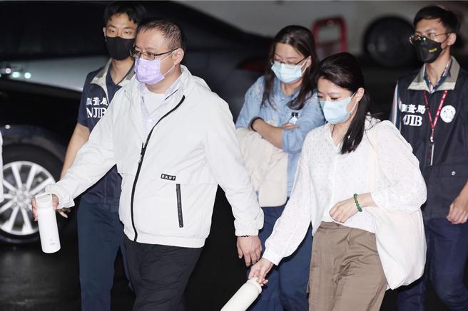 林荣德儿子、冠军总经理林佑宇（左起）、财务长廖蕙仪、林荣德女儿、董事长特助林孟瑜24日移送新北地检署复讯。（杜宜谙摄）