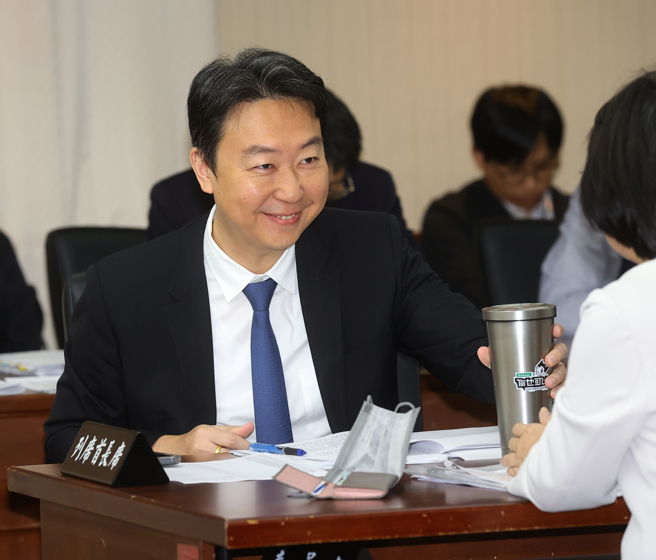 图为交通部长陈世凯24日赴立法院交通委员会报告并备询（刘宗龙摄）