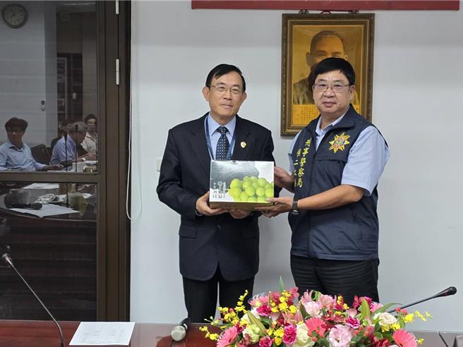 檢察總長邢泰釗表揚刑事局偵查正林志賢（右）（最高檢提供）