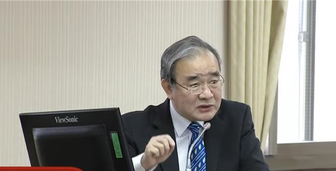 农业部政务次长胡忠一指出，农地划入国土保育还是可以农作使用，一直跟内政部讨论，修改《农业发展条例》，让这些人在税制方面能够继续给予免税，还是跟各县市政府沟通将该地划入农业发展地区。（摘自内政委员会公听会直播）