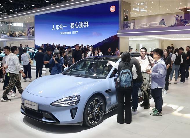 大陆国家数据局局长刘烈宏24日表示，要在电动汽车、锂电池等产业优势领域探索构建行业数据空间。（摘自中新社）