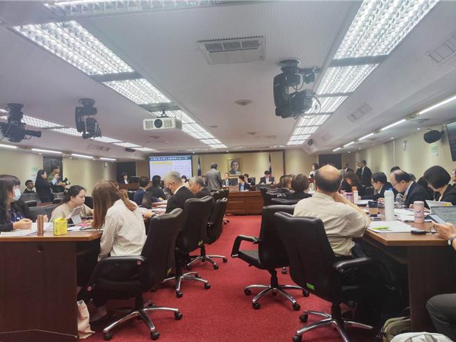 立法院卫环委员会24日审查《壮世代政策与产发展促进法》草案。（林良齐摄）