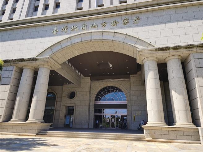 游姓律师与台湾银行郭姓、黄姓行员夫妻檔等人被控共组诈骗集团，游男教导假币商逃避查缉，郭、黄则是把诈骗赃款洗成虚拟货币，获利超过1亿元。游男6月被逮时，检方声押遭驳回，游试图逃到韩国，但在机场被拦下，桃园地检署依诈欺等罪嫌将游等人起诉。（赖佑维摄）