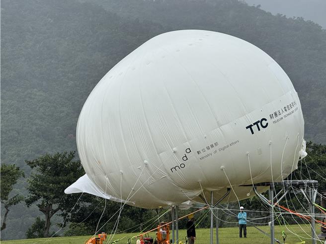 數位發展部今（24）日於台東縣鹿野高台舉辦「高空通訊平台升空測試與展示」活動，首度以國產國造的繫留型高空氣球建置近地高空通訊平台，展示高空通訊平台在災害發生後迅速恢復通訊的應用潛力。（李奇叡攝）
