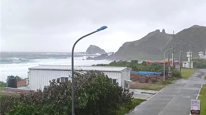 台東縣綠島鄉自今（24）日中午12時起停止上班、停止上課。（讀者提供／蕭嘉蕙台東傳真）