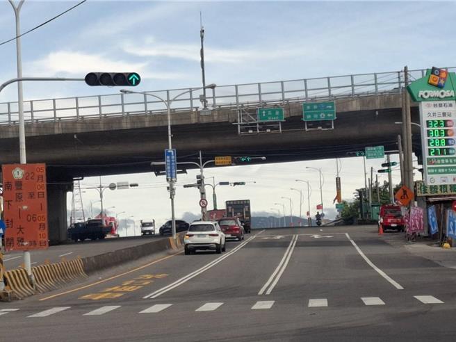 后豐大橋后里往豐原方向南下路段為4車道，另外側橋面往國道4號及神岡方向，車輛行經三豐路與國豐路口時，因動線複雜車流量大致車禍頻傳。（張妍溱攝）