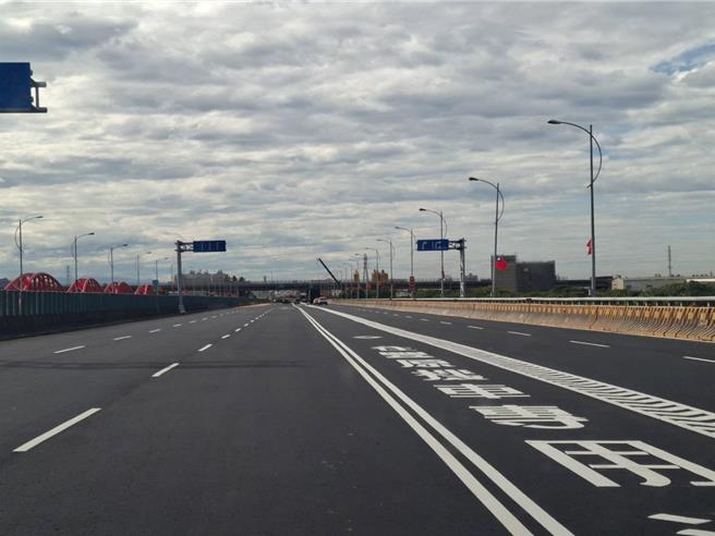 后豐大橋后里往豐原方向南下路段為4車道，另外側橋面往國道4號及神岡方向，車輛行經三豐路與國豐路口時，因動線複雜車流量大致車禍頻傳。（張妍溱攝）