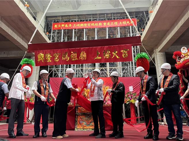 新北市三峽興隆宮媽祖廟重建工程23日舉行上樑大典，新北市副市長劉和然、立委蘇巧慧都前往，傳出蘇是看到劉參加後才決定出席，互別苗頭意味濃厚。對此民進黨新北市黨部今（24）日表示，辦公室在10月初就得知興隆宮上樑的訊息，並收到廟方邀請蘇巧慧出席。（柯毓庭攝）