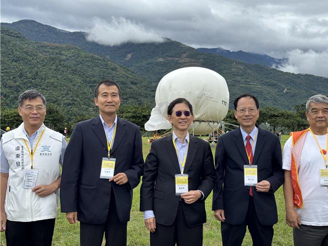 我國自行研發的高空通訊平台首度曝光，針對高空通訊平台的使用時機，數發部長黃彥男（圖中）今（24）日表示，除了天災運用，可能也包含「人禍」，也就是我方需要保持通信時，需有能夠緊急使用的通信系統。（李奇叡攝）