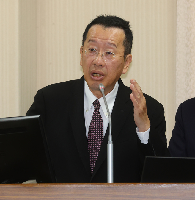 立法院外交及国防委员会24日邀请国防部长顾立雄（见图）报告「国军无人机运用现况与未来发展机会及挑战，并就协助中科院推动民雄航太暨无人机产业园区的开发作业进度及概况」。（刘宗龙摄）