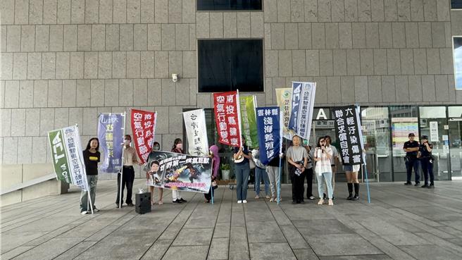 多个环保团体24日集结台中市府前要求台中市长卢秀燕率其他6县市首长亲自出席10月30日环境部环评大会。（冯惠宜摄）
