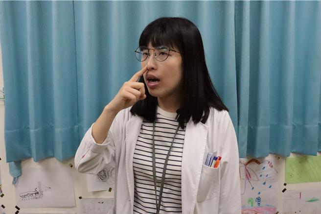 彰化医院语言治疗师顏婧萦指出，训练前置共鸣的发声方式，可以先将手放在鼻腔上，并发出ㄇ的声音，感受鼻腔震动。（彰化医院提供／叶静美彰化传真）