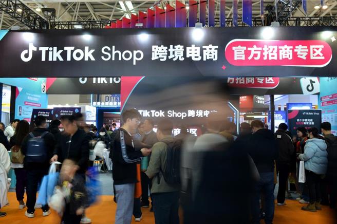 今年前三季，TikTok的全球營收同樣不達預期。其中，被寄予厚望的TikTok電商業務GMV已經連續數月未及預期，在中國受到歡迎的直播電商模式未能在歐美國家快速複製。（摘自中新社）