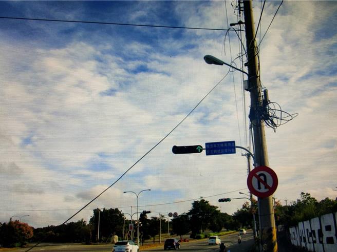 台中市沙鹿區中清路七段三民路口24日發生車禍，2騎士騎稱機車時疑被掉落電線拌倒摔傷，送醫急救，警方調查釐清車禍原因。（清水警方提供／張妍溱台中傳真）