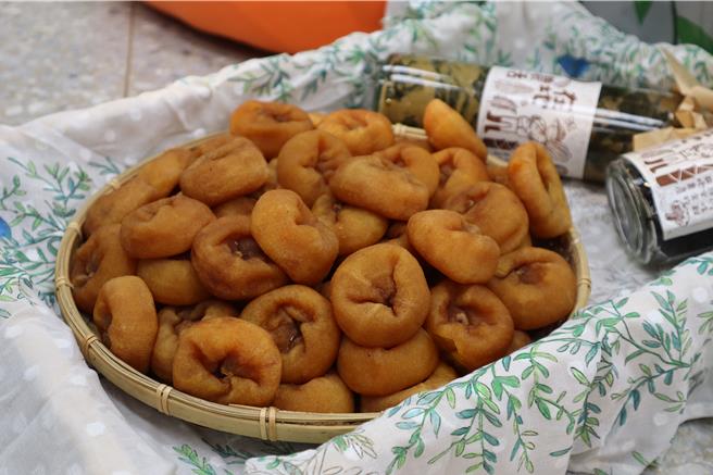 北埔柿子今年适逢欠收年，加上人工成本不低，今年柿饼价格稍稍小涨了一波。（邱立雅摄）