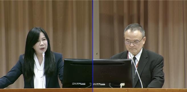 国立故宫博物院院长萧宗煌（右）24日于立院报备并备质询。（翻摄自立法院全球资讯网／李怡芸台北传真）