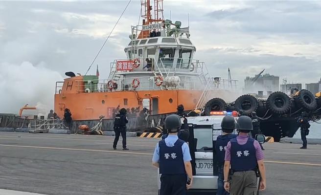 高雄港務警察演習。（翻攝照片／洪靖宜高雄傳真）